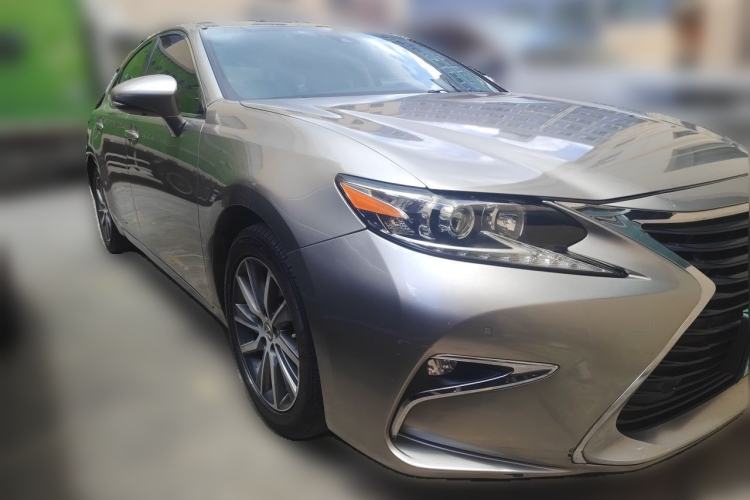 Used Lexus ES 2015 300h Comfort Edition Front Right 45 Deg