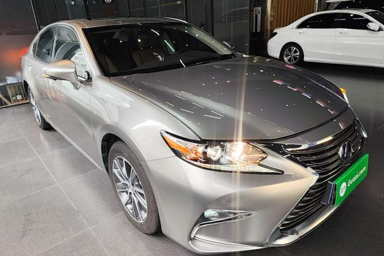 Used Lexus ES 2015 300h Comfort Edition Front Right 45 Deg
