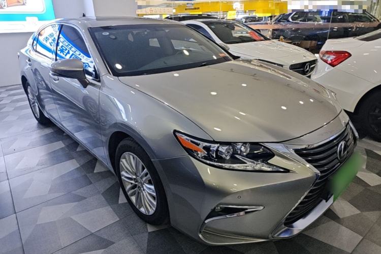 Used Lexus ES 2015 250 Elegant Edition Front Right 45 Deg
