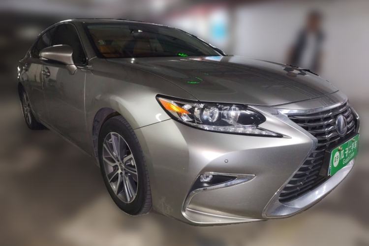 Used Lexus ES 2015 300h Comfort Edition Front Right 45 Deg