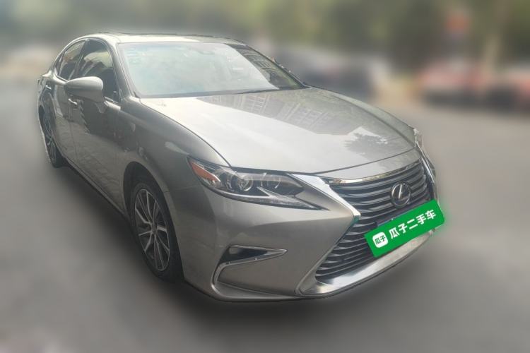 Used Lexus ES 2015 300h Luxury Edition Front Right 45 Deg