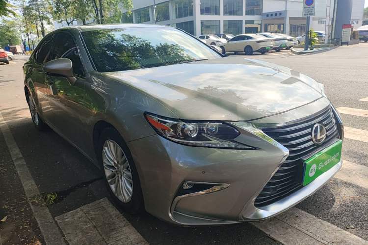 Used Lexus ES 2015 200 Elite Edition Front Right 45 Deg