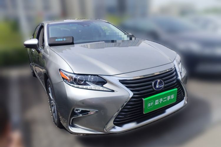 Used Lexus ES 2015 300h Comfort Edition Front Right 45 Deg