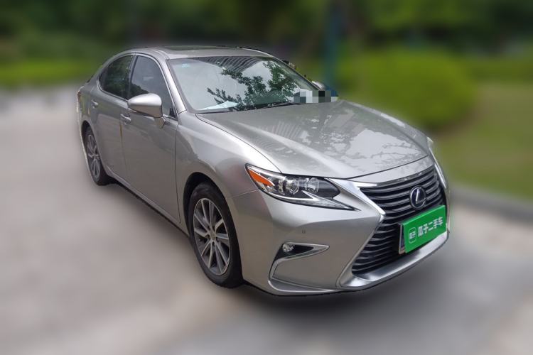 Used Lexus ES 2015 300h Comfort Edition Front Right 45 Deg