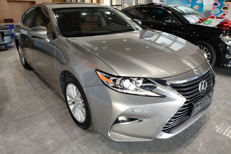 Used Lexus ES 2015 200 Elite Edition Front Right 45 Deg