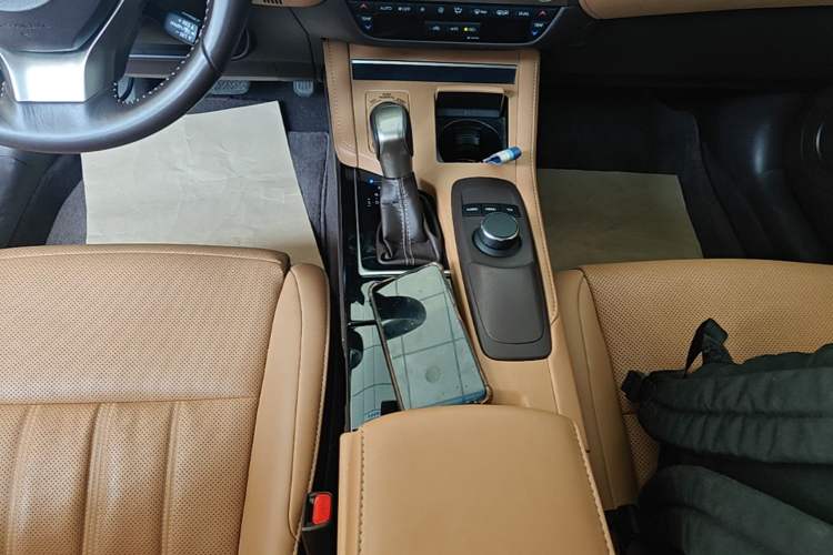 Used Lexus ES 2015 300h Comfort Edition Gear Lever