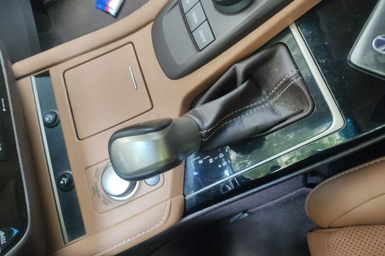 Used Lexus ES 2015 300h Comfort Edition Gear Lever