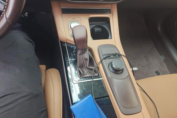 Used Lexus ES 2015 200 Comfort Edition Gear Lever
