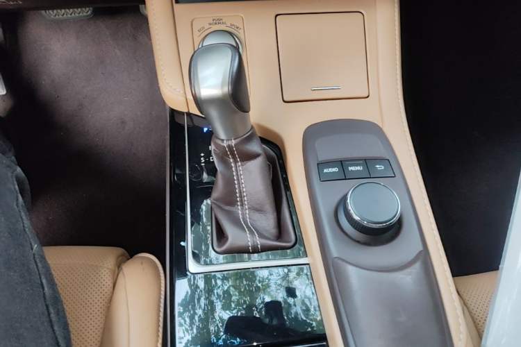 Used Lexus ES 2015 200 Elite Edition Gear Lever