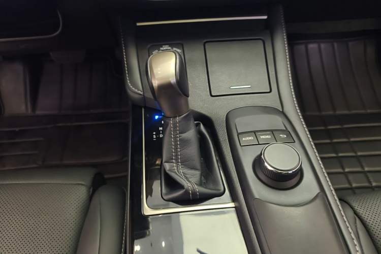 Used Lexus ES 2015 200 Elite Edition Gear Lever