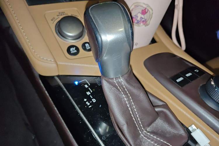 Used Lexus ES 2015 300h Comfort Edition Gear Lever