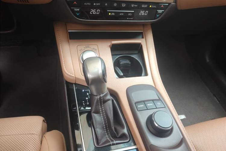 Used Lexus ES 2015 300h Comfort Edition Gear Lever