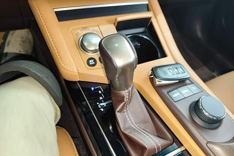 Used Lexus ES 2015 300h Comfort Edition Gear Lever