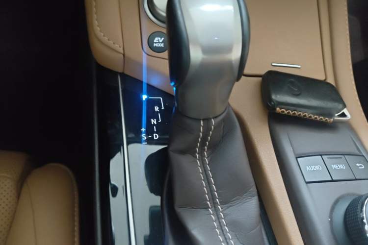 Used Lexus ES 2015 300h Comfort Edition Gear Lever