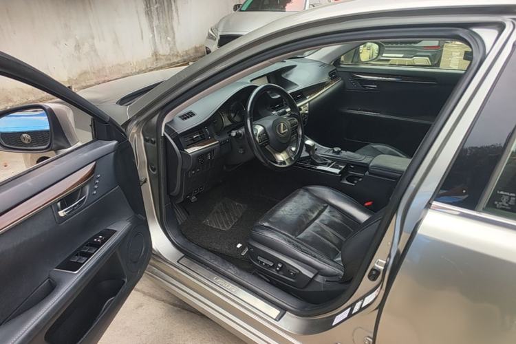 Used Lexus ES 2015 300h Luxury Edition Interior 3
