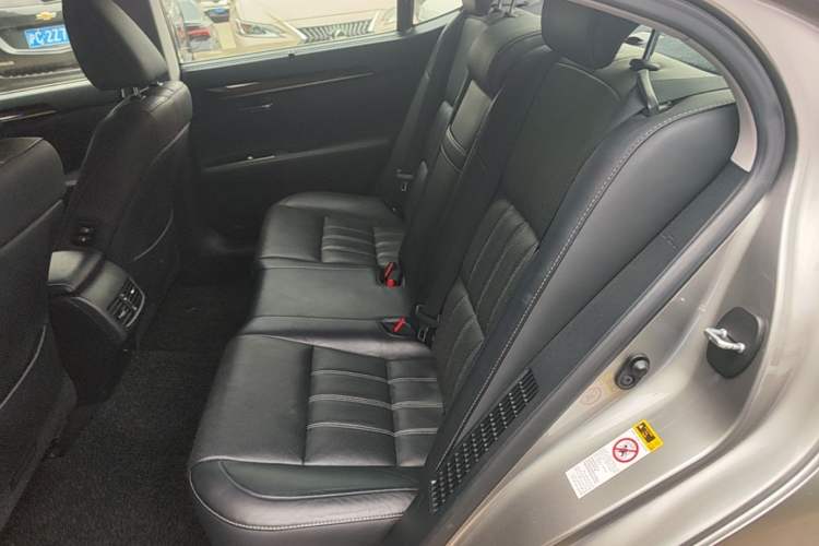 Used Lexus ES 2015 300h Luxury Edition Interior 4