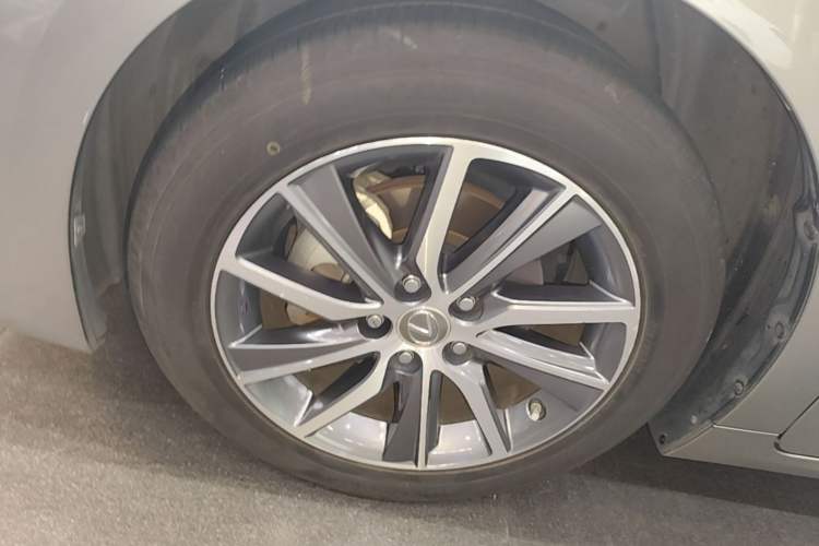Used Lexus ES 2015 300h Comfort Edition Left Front Wheel Hub