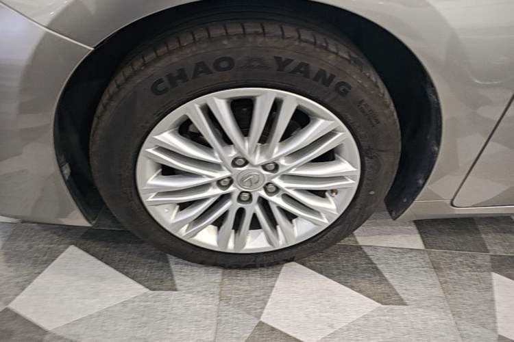 Used Lexus ES 2015 250 Elegant Edition Left Front Wheel Hub