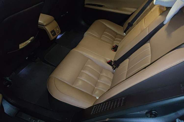 Used Lexus ES 2015 300h Comfort Edition Left Rear Seat