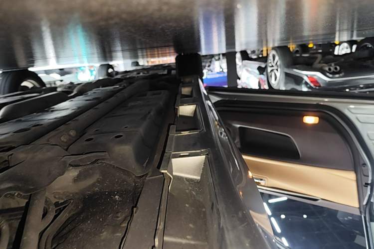 Used Lexus ES 2015 300h Comfort Edition Left Side Sill