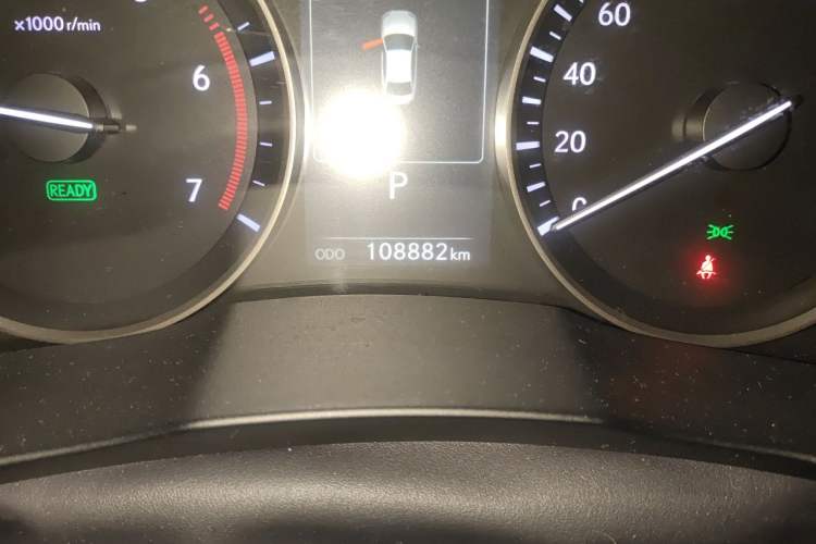 Used Lexus ES 2015 300h Comfort Edition Odometer Close Up