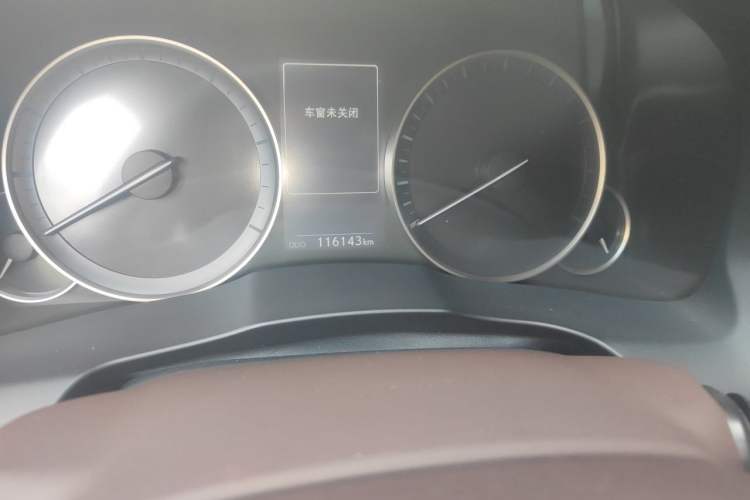 Used Lexus ES 2015 300h Luxury Edition Odometer Close Up