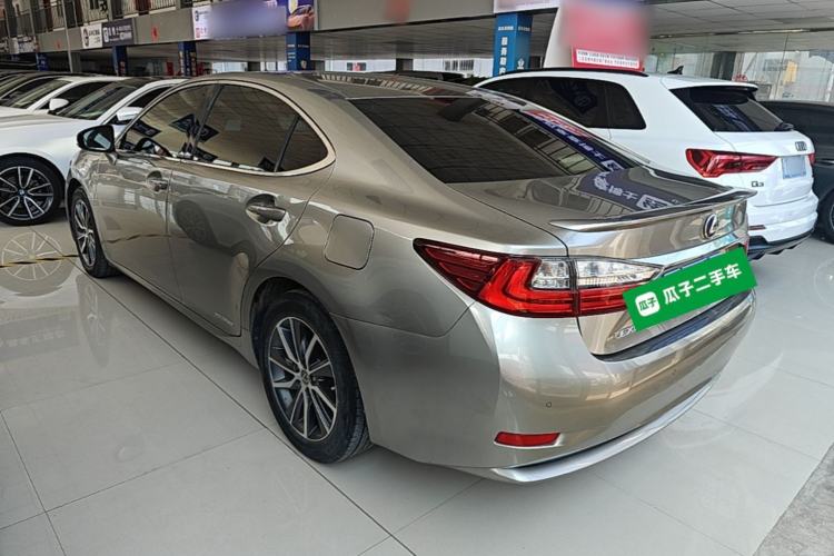 Used Lexus ES 2015 300h Comfort Edition Rear Left 45 Deg