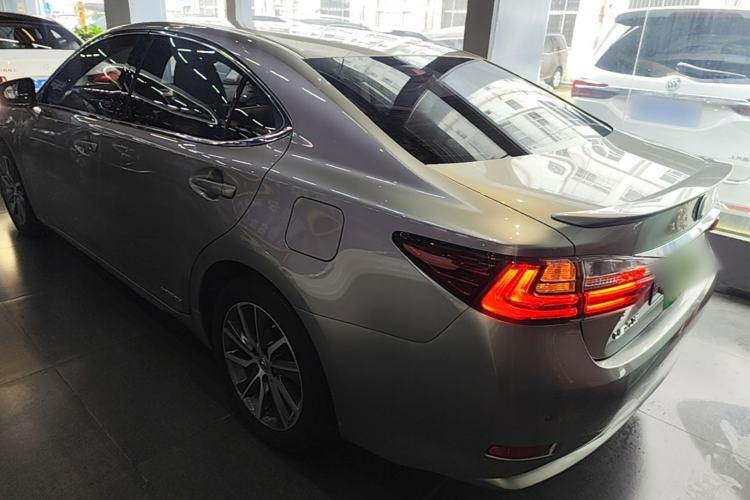 Used Lexus ES 2015 300h Comfort Edition Rear Left 45 Deg