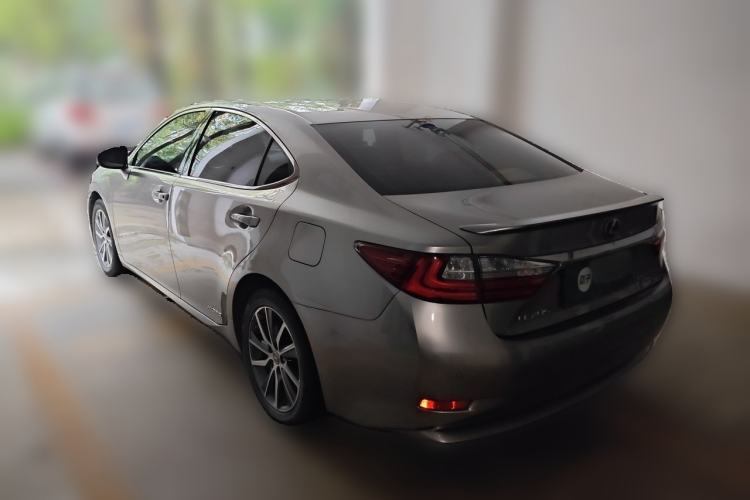 Used Lexus ES 2015 300h Comfort Edition Rear Left 45 Deg
