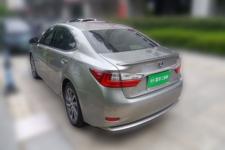 Used Lexus ES 2015 300h Comfort Edition Rear Left 45 Deg