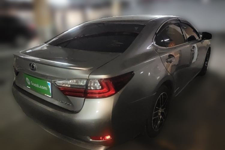 Used Lexus ES 2015 300h Comfort Edition Rear Right 45 Deg