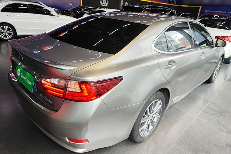 Used Lexus ES 2015 300h Comfort Edition Rear Right 45 Deg