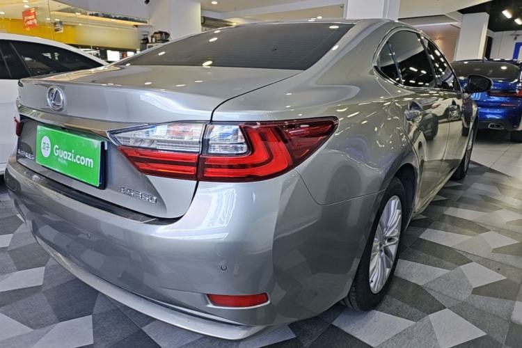Used Lexus ES 2015 250 Elegant Edition Rear Right 45 Deg