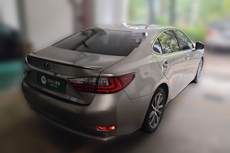 Used Lexus ES 2015 300h Comfort Edition Rear Right 45 Deg