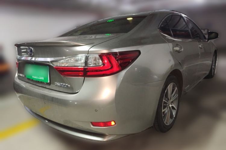 Used Lexus ES 2015 300h Comfort Edition Rear Right 45 Deg