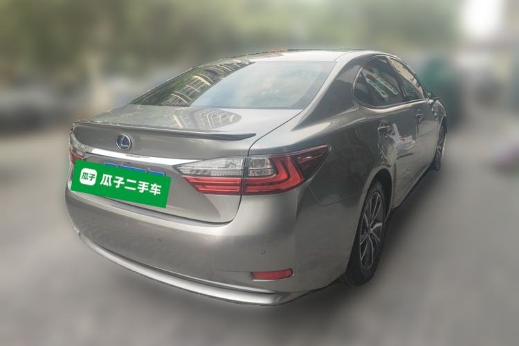 Used Lexus ES 2015 300h Luxury Edition Rear Right 45 Deg
