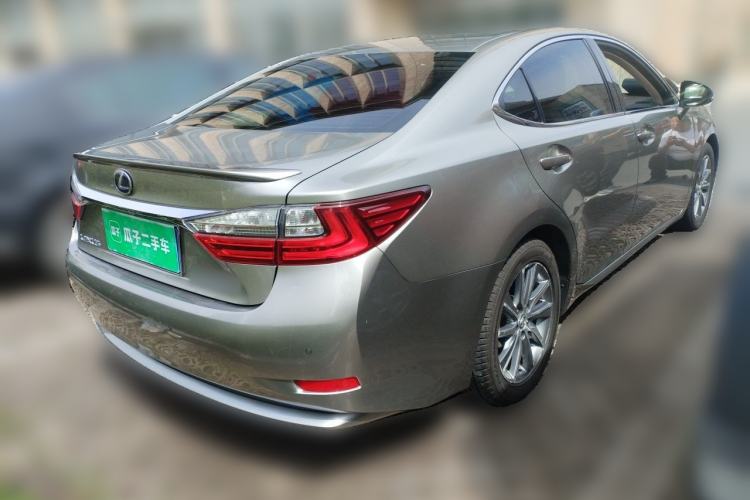 Used Lexus ES 2015 300h Comfort Edition Rear Right 45 Deg