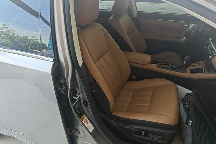 Used Lexus ES 2015 300h Comfort Edition Right Front Seat