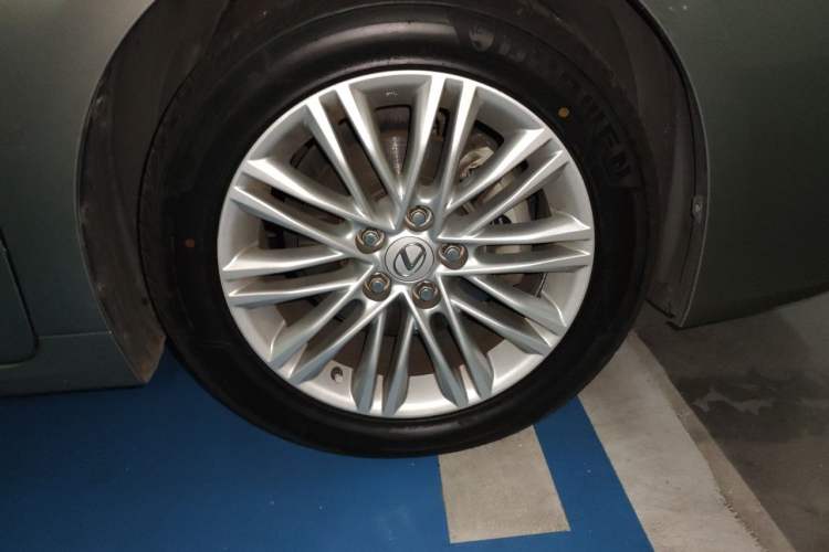 Used Lexus ES 2015 200 Elite Edition Right Front Wheel Hub