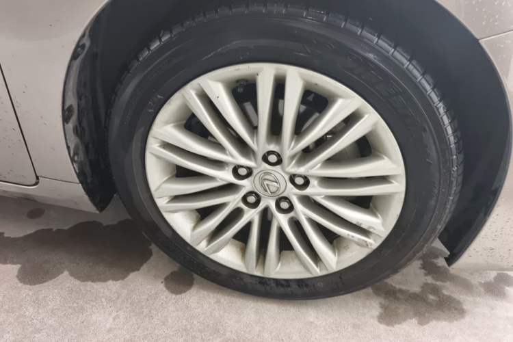 Used Lexus ES 2015 200 Elite Edition Right Front Wheel Hub