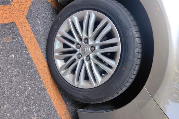 Used Lexus ES 2015 200 Elite Edition Right Front Wheel Hub