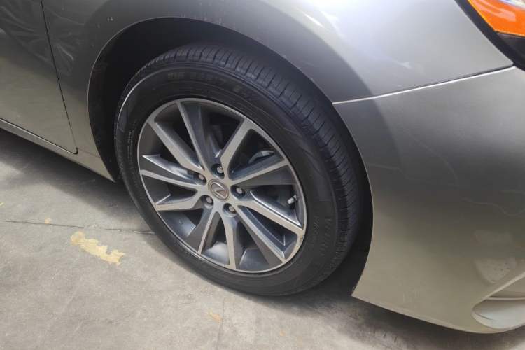 Used Lexus ES 2015 300h Comfort Edition Right Front Wheel Hub
