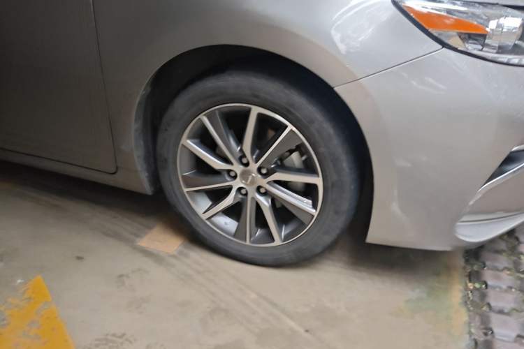 Used Lexus ES 2015 300h Comfort Edition Right Front Wheel Hub