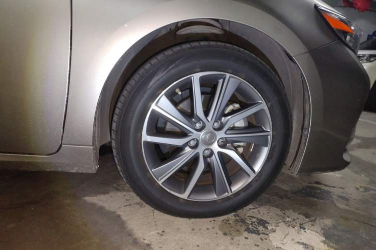 Used Lexus ES 2015 300h Comfort Edition Right Front Wheel Hub