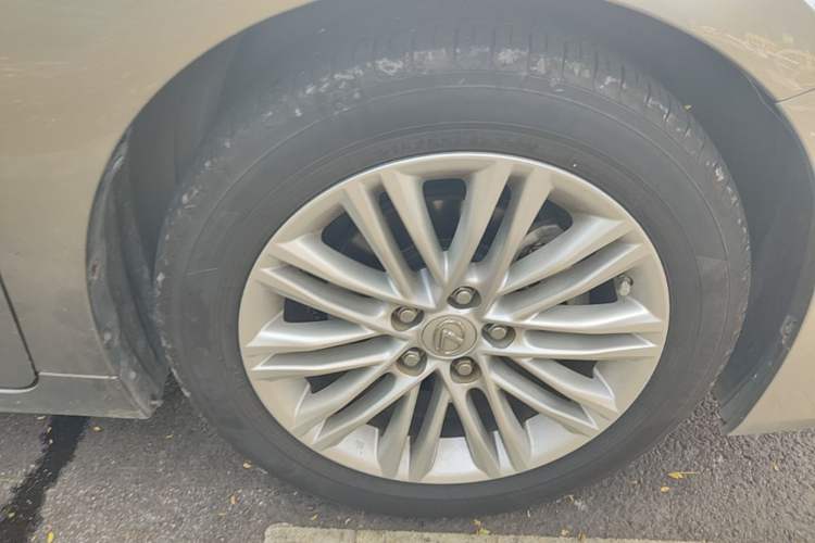 Used Lexus ES 2015 200 Elite Edition Right Front Wheel Hub