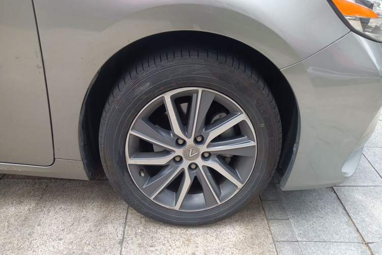 Used Lexus ES 2015 300h Comfort Edition Right Front Wheel Hub