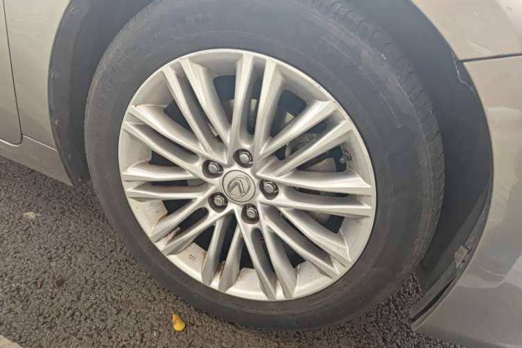 Used Lexus ES 2015 200 Comfort Edition Right Front Wheel Hub