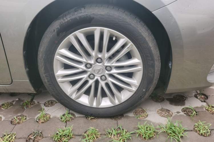 Used Lexus ES 2015 200 Elite Edition Right Front Wheel Hub