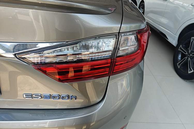 Used Lexus ES 2015 300h Comfort Edition Right Rear Taillight