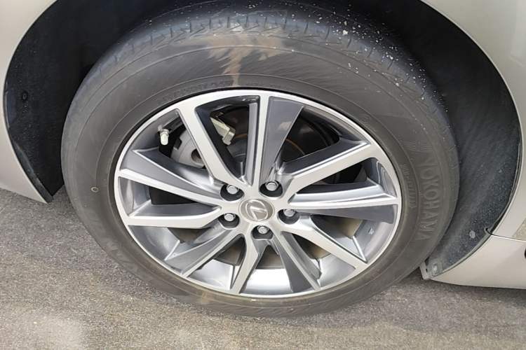 Used Lexus ES 2015 300h Comfort Edition Right Rear Wheel Hub